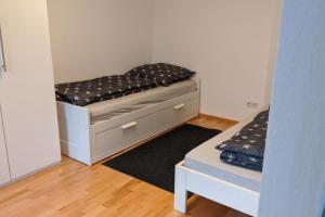 a small room with a bed and a table at NEU! Moderne Ferienwohnung Ulm in Ulm