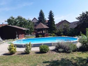 Bazén v ubytovaní Holiday home in Badacsonytomaj 20247 alebo v jeho blízkosti