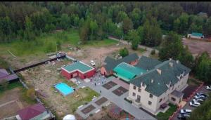 uma vista aérea de uma grande casa com um quintal em Демалыс үйі Риза Гостевой дом em Vorobʼyëvka