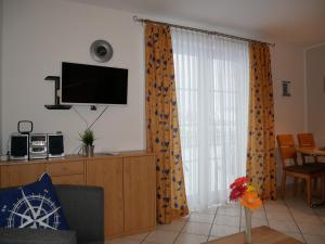 TV a/nebo společenská místnost v ubytování Villa Maria-Gabriele Whg 01 Kölpinsee Usedom
