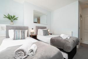 2 camas con toallas en un dormitorio en Ocean Stays Hotel, Plymouth en Plymouth