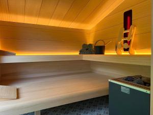 um quarto com uma sauna com paredes e prateleiras de madeira em Sauna-Garden em Blankenberge