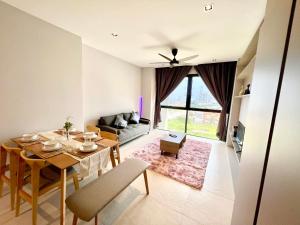 sala de estar con mesa y comedor en LB Cozy Home 1-10Pax 3Room Tropicana 4QBeds BalconyTV en Petaling Jaya