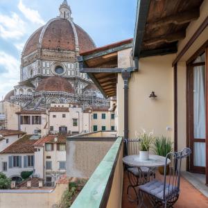 balkon ze stołem i widokiem na katedrę w obiekcie Ricasoli Terrace we Florencji