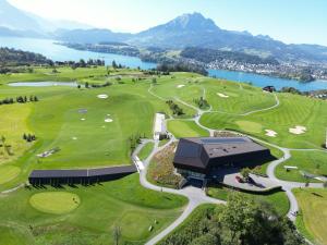 una vista aérea de un campo de golf con un lago en Gasthaus Badhof - Golfhotel, en Lucerna