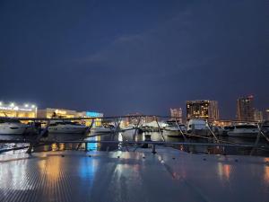 A special 24 hours yacht stay في المنامة: مجموعة من القوارب رست في الميناء في الليل