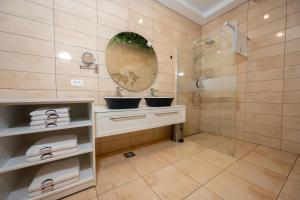 bagno con lavandino e doccia di Cirus apartments a Kočevje