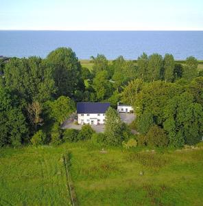 uma vista aérea de uma casa no meio de um campo em Ferienwohnung 'Falshöft' - Refugium Pottloch Ostsee em Kronsgaard