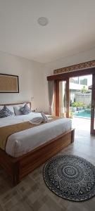 - une chambre avec 2 lits et une porte coulissante en verre dans l'établissement The Breeze Stay and Surf Canggu Bali, à Canggu