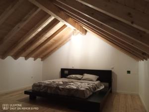 1 dormitorio con 1 cama en una habitación con techos de madera en Casa do casal POIOS, en Pombal