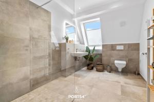 ein Badezimmer mit Dusche, Waschbecken und Toilette in der Unterkunft Ferienwohnung Inselfeeling Fehmarn in Fehmarn + 15 Fotos