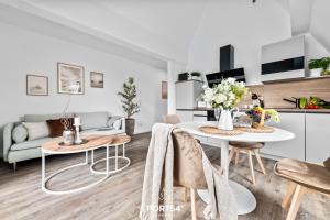 uma sala de estar com uma mesa e um sofá em Ferienwohnung Inselfeeling Fehmarn em Fehmarn