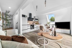 ein Wohnzimmer mit Sofa und Tisch in der Unterkunft Ferienwohnung Inselfeeling Fehmarn in Fehmarn