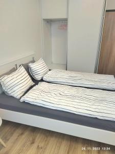 1 cama con 2 almohadas en una habitación en Minigarsónka, en Bratislava