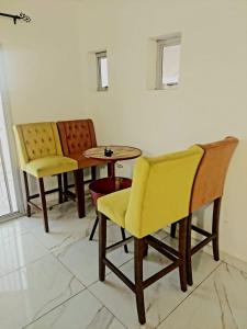 a group of chairs and a table in a room at Belle loge de 5 pièces à proximité de l'aéroport in Cotonou