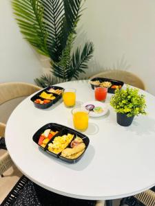 The Host at Santa Marta في سانتا مارتا: طاولة بيضاء عليها صينية طعام