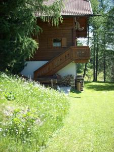 a log cabin with a staircase leading up to a house at FELBER Hüttn in Patergassen