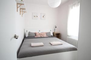 A bed or beds in a room at Cómodo piso en el Pirineo Aragonés
