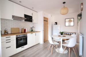 A kitchen or kitchenette at Cómodo piso en el Pirineo Aragonés