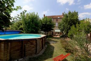 a pool in the backyard of a house at Chambres d'Hôtes Villa Bellevue in Albi