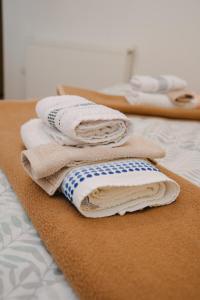een stapel handdoeken bovenop een bed bij Kuća za odmor Ana in Josipdol