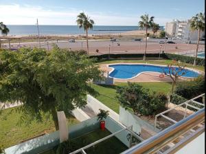 - Vistas a la piscina y al océano en El Mar de Cubelles Primera Linea, en Cubelles