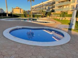 una piscina en medio de un patio en El Mar de Cubelles Primera Linea, en Cubelles