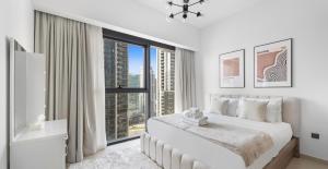 Postel nebo postele na pokoji v ubytování Exclusive 2BHK in Downtown Dubai