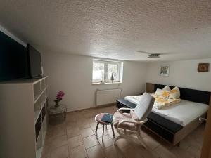1 dormitorio pequeño con 1 cama y 1 silla en Fewo Moin Moin, en Groß Petershagen