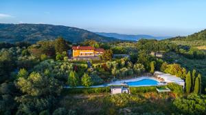 ein Anwesen in den Hügeln mit Pool in der Unterkunft Villa Olimpo - Homelike Villas in Pieve a Nievole