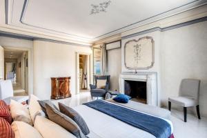 ein Schlafzimmer mit einem Bett und einem Kamin in der Unterkunft Villa Olimpo - Homelike Villas in Pieve a Nievole