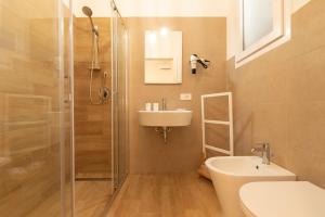 een badkamer met een douche, een wastafel en een toilet bij B&B Villaggio Dei Pescatori in San Vito lo Capo
