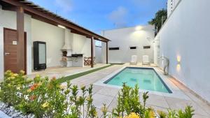 una piscina en el patio trasero de una casa en Casa Macao Tibau do Sul, en Tibau do Sul