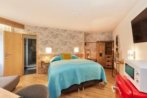 ein Schlafzimmer mit einem Bett mit einer blauen Decke in der Unterkunft Hotel Berghof in Baumholder