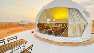 uma casa de cúpula no meio do deserto em Milky Way Domes em Badīyah