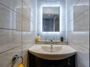 La salle de bains est pourvue d'un lavabo et d'un miroir. dans l'établissement 1 bed in Brixham 83823, à Brixham