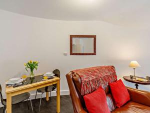 een woonkamer met een bank en een tafel bij 1 Bed in Keswick 86247 in Rosthwaite