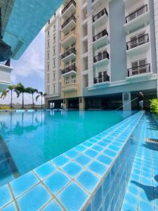 - Vistas a la piscina del hotel en St. HONORE NEW Condo unit, en Iloilo City