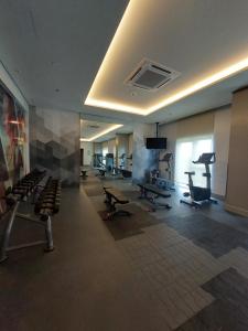 un gimnasio con sillas y cintas de correr en una habitación en St. HONORE NEW Condo unit, en Iloilo City