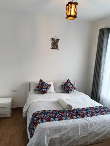 Un pat sau paturi într-o cameră la The Crib House-Kitengela