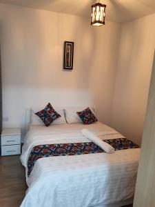 Un pat sau paturi într-o cameră la The Crib House-Kitengela