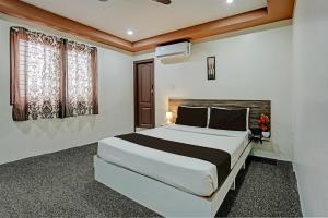 een slaapkamer met een groot bed in een kamer bij OYO Sri Sai Sevalal Comfort's in Bangalore