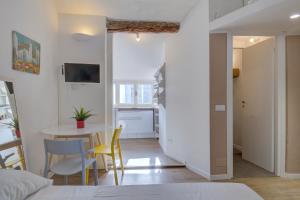 a room with a bed and a table and chairs at I Host Apartment - Carcano 26 in Milan