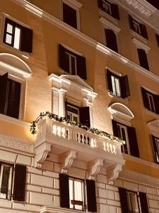 ein Gebäude mit einem Balkon mit Beleuchtung in der Unterkunft DolceVitaSuite in Rom