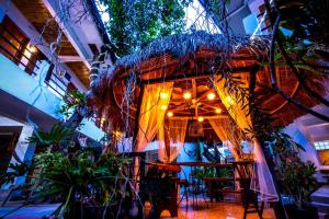 卡利博帕皮尔斯旅馆的一间树屋,里面种有植物