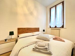 um quarto com uma cama com toalhas em mazzini101apartment em Ferrara