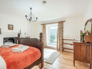 a bedroom with a bed with two towels on it at 3 bed in Corwen 86266 in Corwen