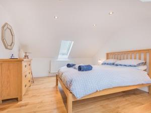 1 dormitorio con cama y tocador de madera en 2 Bed in Alston SZ186, en Leadgate