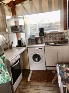 cocina con lavadora y fregadero en Les Grands Pins emplacement numéro 103, en Le Castellet