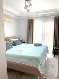 A bed or beds in a room at Zen House with sea views, near Kleopatra beach